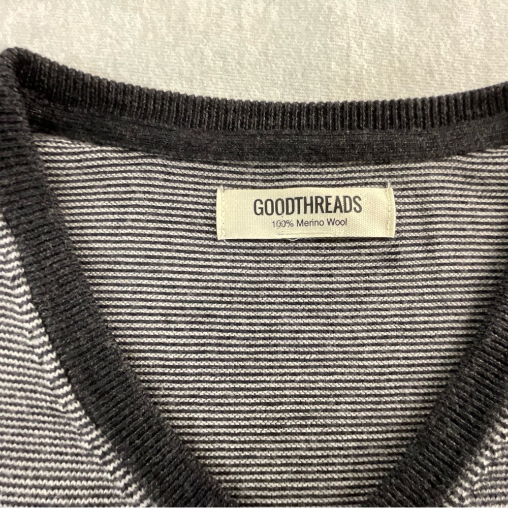 GOODTHREADS 100% MERINO WOOL MEN’S V-NECK SWEATER SIZE: XL COLOR: GRAY AND WHITE
